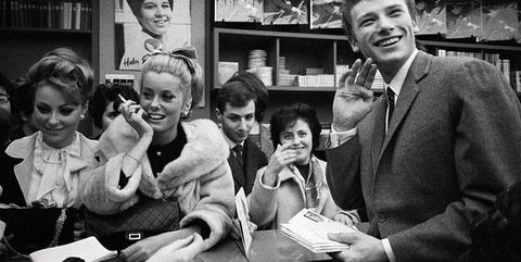 Catherine Deneuve e Johnny Hallyday alla premiere del film Les Parisiennes nel 1962.