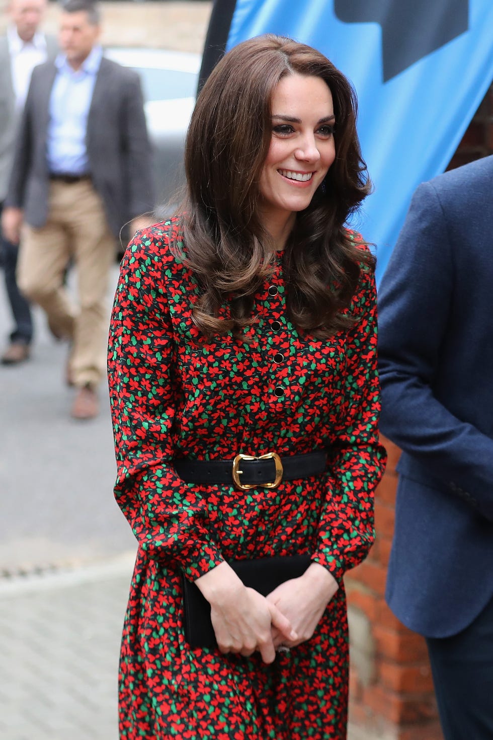 Printed dress kombinasi warna merah dan hijau.