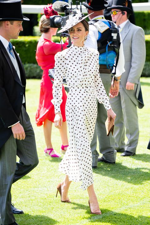 30+ Photos of Kate Middleton, Princess Diana & Queen Elizabeth Wearing ...