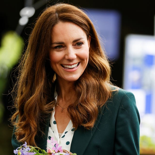 Kate Middleton Wears A Green Suit With Sneakers In Scotland Kate Middleton Wears A Green Suit With Sneakers In Scotland