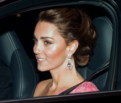 Kate Middleton menggunakan anting mewah saat datang ke pesta ulang tahun Pangeran Charles (dok. Harper's Bazaar)
