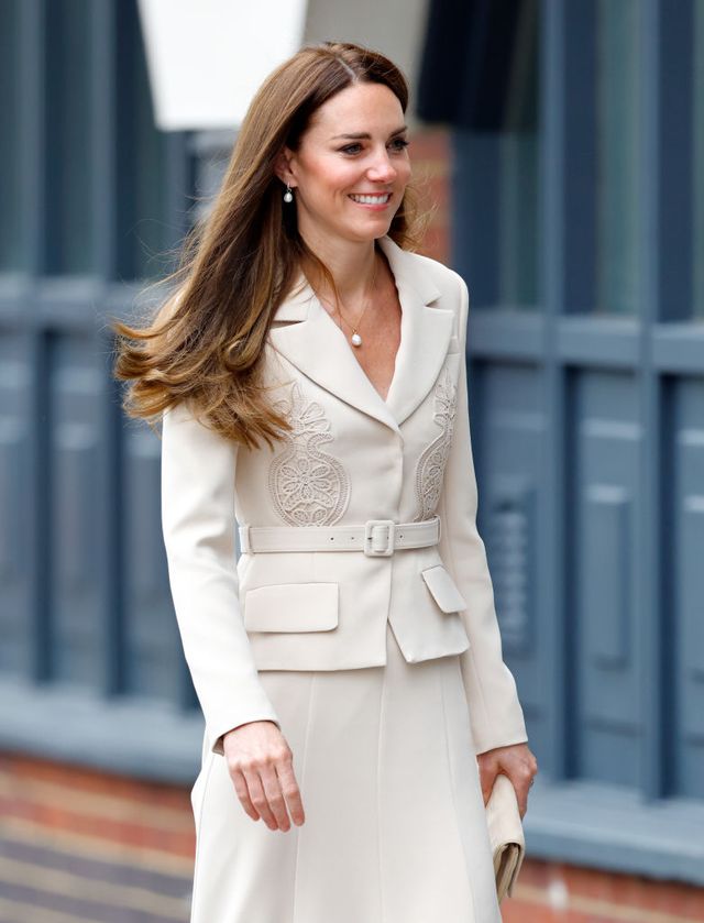 Fuerza motriz en cualquier sitio factible Sfera tiene la falda y chaqueta que llevaría Kate Middleton