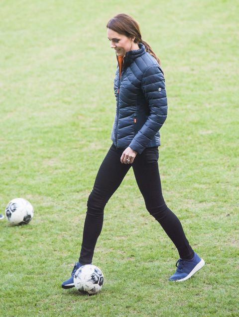 mecanismo Tomar un riesgo Meseta Kate Middleton gets sporty in chic £80 New Balance trainers