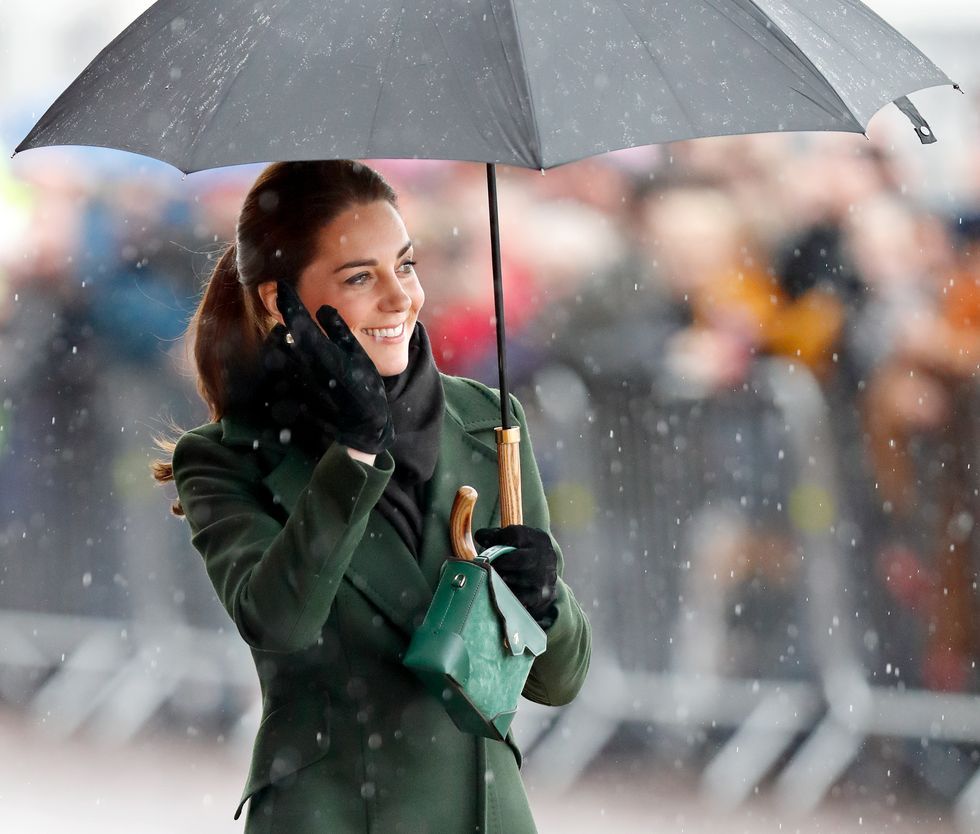 エレガンスも晴雨兼用 ロイヤルファミリーの傘差しスタイルアルバム