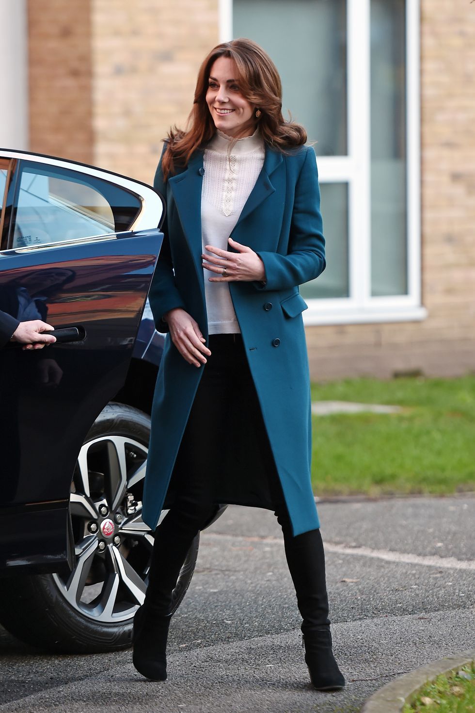 catherine-duchess-of-cambridge-visits-leyf-stockwell-news-photo-1580312211.jpg