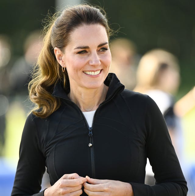運動神経抜群のキャサリン妃 サッカーで巧みなキックを披露 ハーパーズ バザー Harper S Bazaar 公式 運動神経抜群のキャサリン妃 サッカーで巧みなキックを披露 ハーパーズ バザー Harper S Bazaar 公式