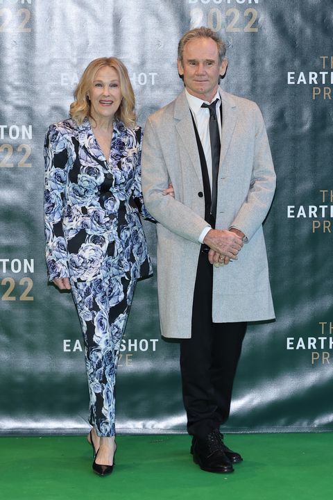the earthshot prize 2022 green carpet arrivals catherine o'hara and bo welch