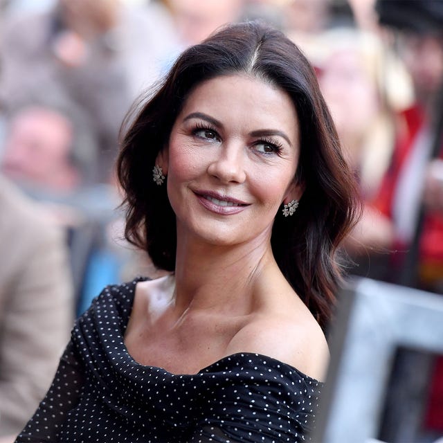 Catherine Zeta-Jones: de graduación con un vestido de rayas Catherine Zeta-Jones: de graduación con un vestido de rayas