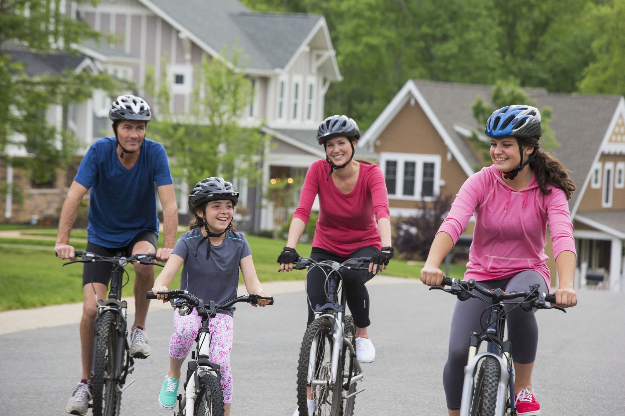 Get on the bike. Велонагрузки. Счастливый человек на велосипеде. Фото счастливых людей на велосипеде. Счастливая семья в парке на велосипедах.