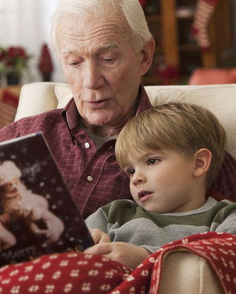 Кавказский дедушка читает книгу внуку