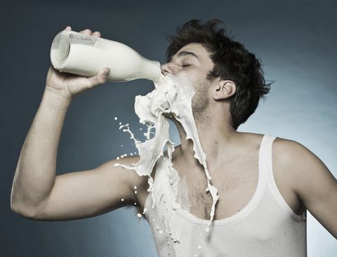 een man drinkt melk en knoeit