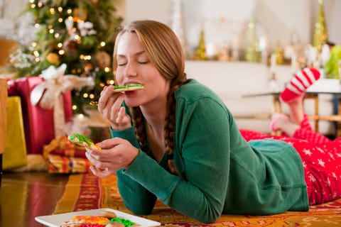 una mujer come galletas de navidad