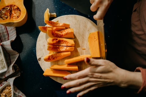 mujer cocinando