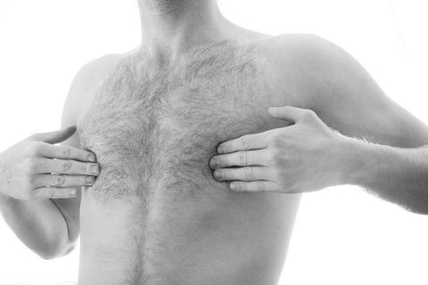 男性の乳首の痛み 7つの原因と対策