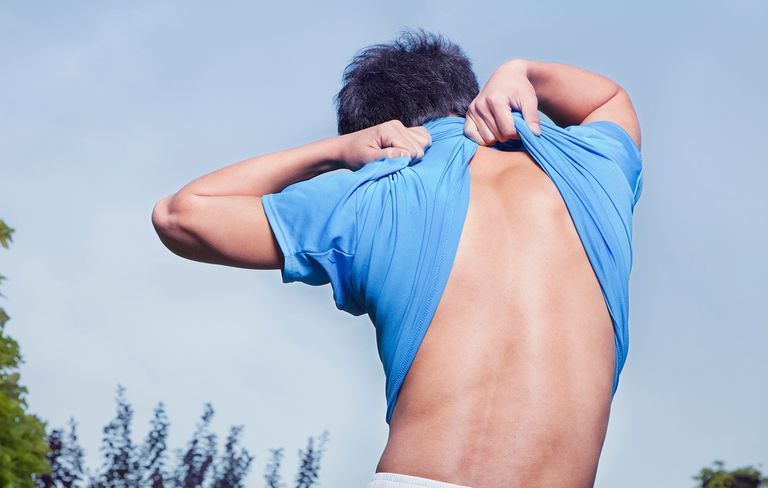 男性の乳首の痛み 7つの原因と対策