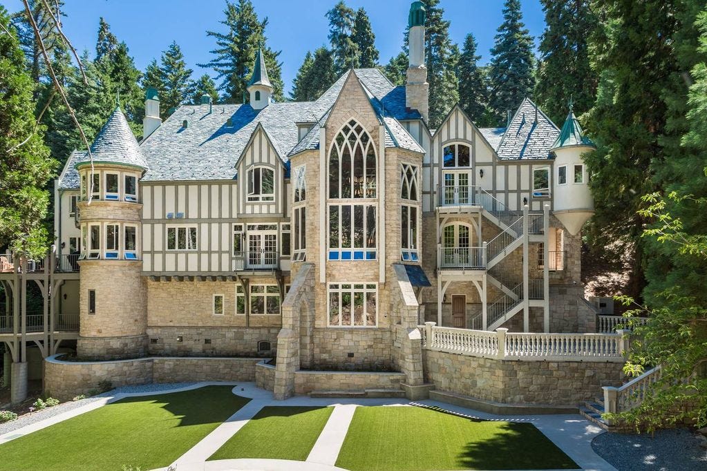 This California Castle on Vrbo Sleeps 22 People