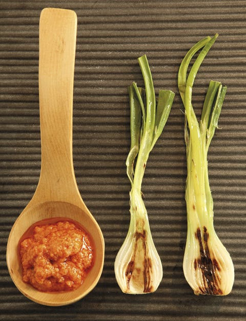 cebolletas con salsa romesco calçots