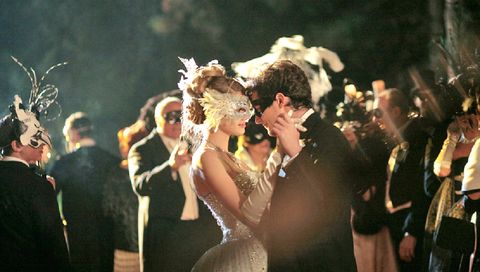 Cenicienta y el aristócrata Sebastián, en la escena del baile de la versión italiana de 'Cenicienta' (2011)