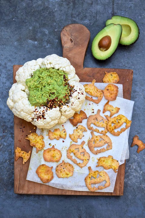 "cerebro" de guacamole con crackers espeluznantes