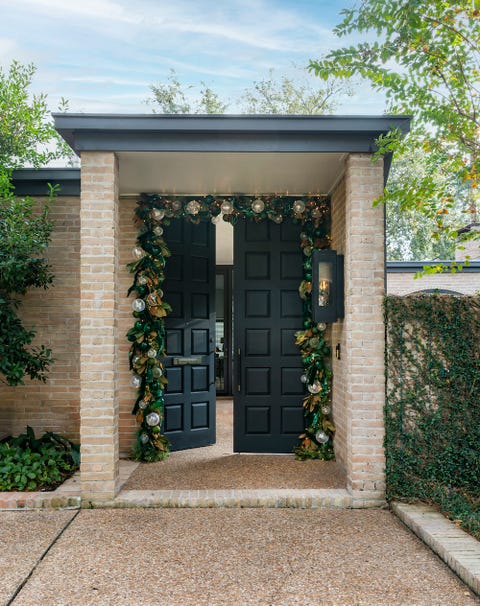 20 ways Christmas Door Decorations to get guests into the holiday spirit as soon as they ring the doorbell is in here