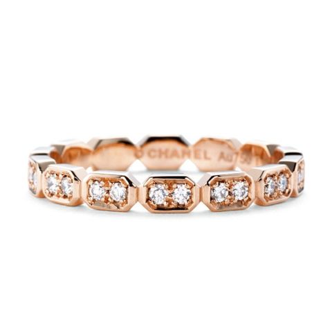 シャネルの「プルミエール」。ピンクゴールドとダイヤの結婚指輪の写真。