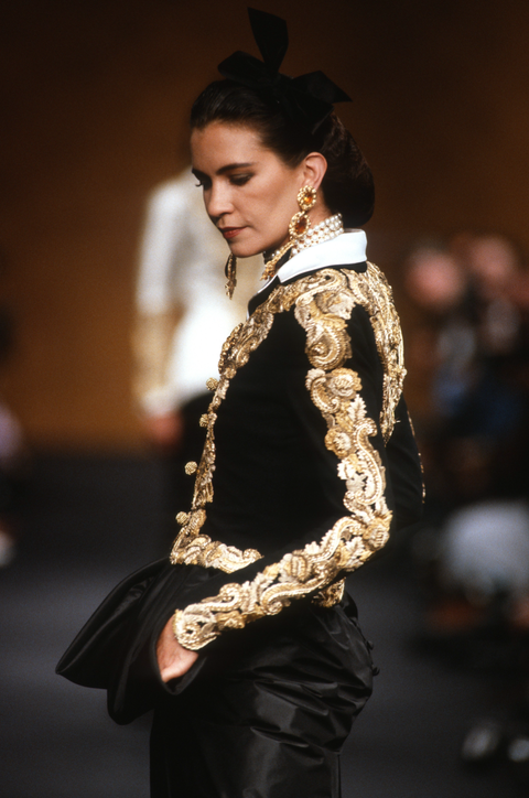 Modelo Chanel 1989 com roupa preta