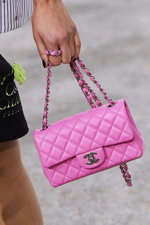 chanel推珍珠控必收迷你包、經典款換上粉彩新色！chanel 2021春夏包款盤點