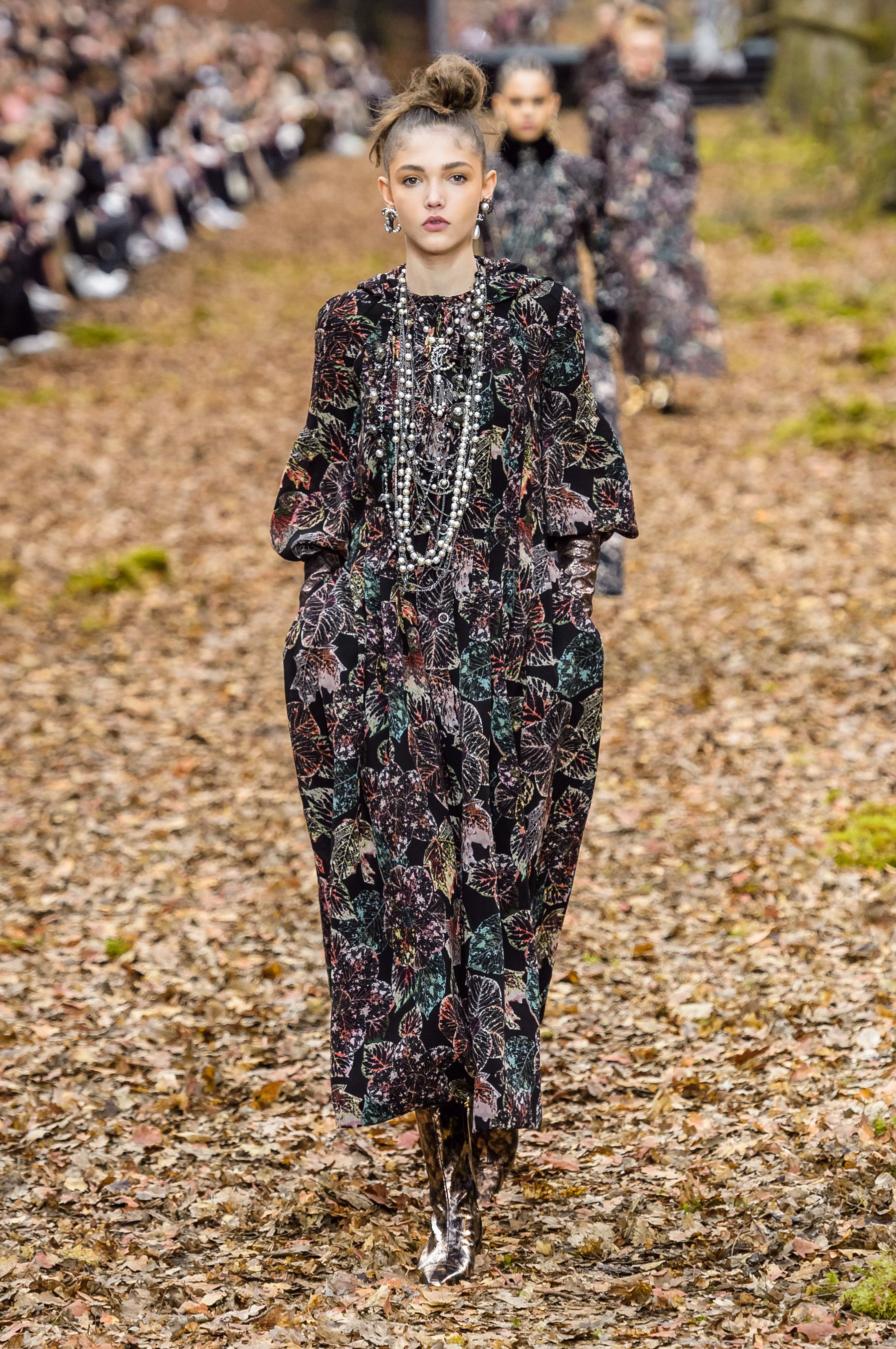 postkontor slå Arving 81 Looks From Chanel Fall 2018 PFW Show – Chanel Runway at Paris Fashion  Week