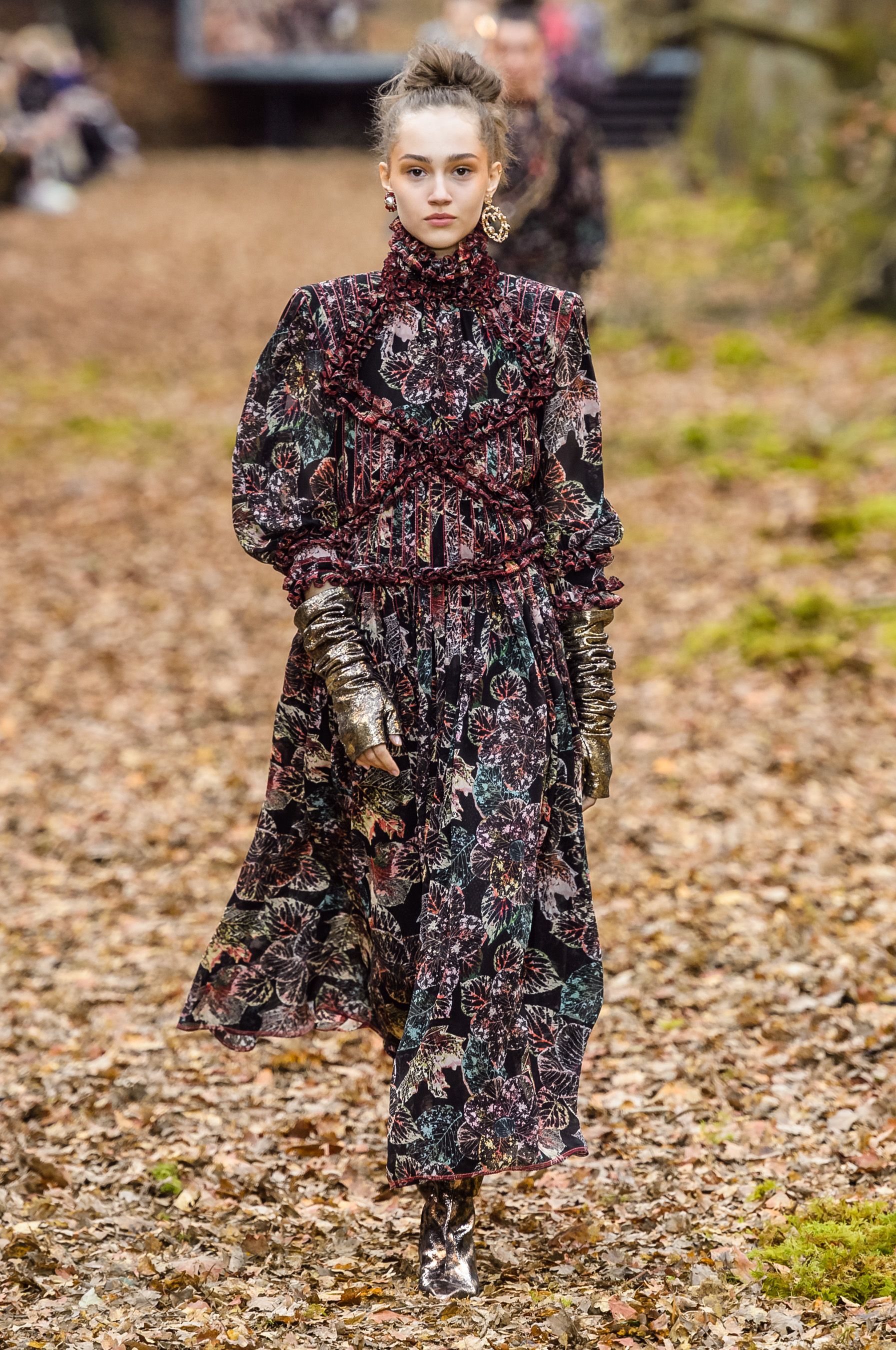 postkontor slå Arving 81 Looks From Chanel Fall 2018 PFW Show – Chanel Runway at Paris Fashion  Week