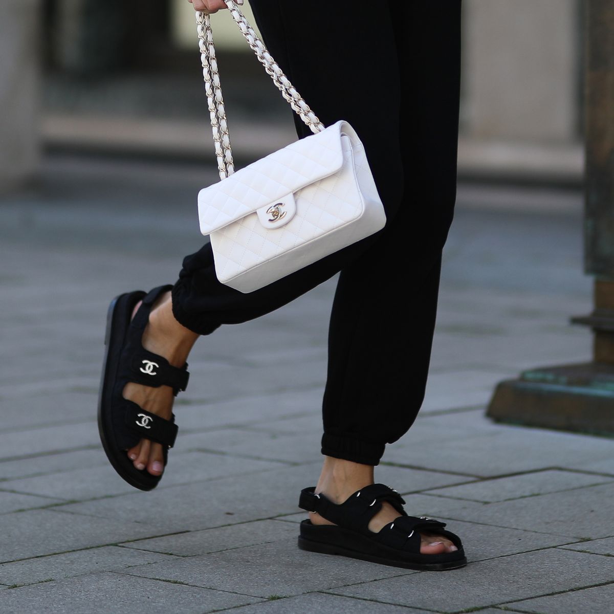 spoor Gebruikelijk Zus Déze comfortabele sandalen van Chanel zie je deze zomer overal