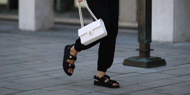 privacy Dubbelzinnig Bevatten Déze comfortabele sandalen van Chanel zie je deze zomer overal