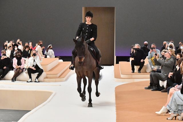 foto di charlotte casiraghi a cavallo durante l'apertura della sfilata di chanel 2022