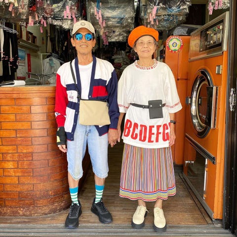 Eigenaren van wasserette Wansho Laundry, Chang Wan-ji en zijn vrouw Hsu Sho-er poserend voor hun Instagram-account @wantshowasyoung