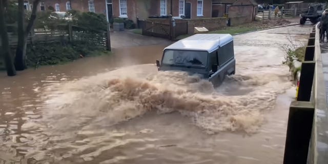 cruzando un charco gigante