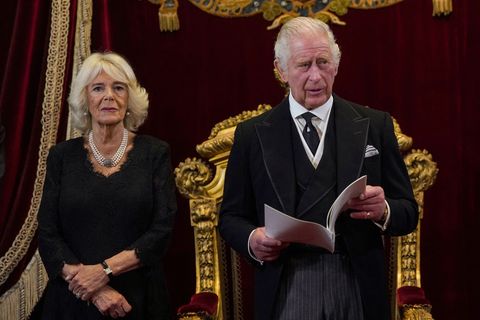 Camilla, la reine de Grande-Bretagne, écoute le sommet alors que le roi de Grande-Bretagne Charles III prend la parole lors d'une réunion du Conseil d'adhésion à l'intérieur du palais St James à Londres le 10 septembre 2022, pour annoncer que le nouveau roi de Grande-Bretagne Charles III est officiellement roi lors d'une cérémonie.  Samedi, un jour après avoir juré dans son premier discours sur les thèmes du deuil qu'il imiterait sa mère bien-aimée, la reine Elizabeth II décédée le 8 septembre, Photo de Victoria Jones Paul AFP, Image de Victoria Jonespolaf via Getty Images