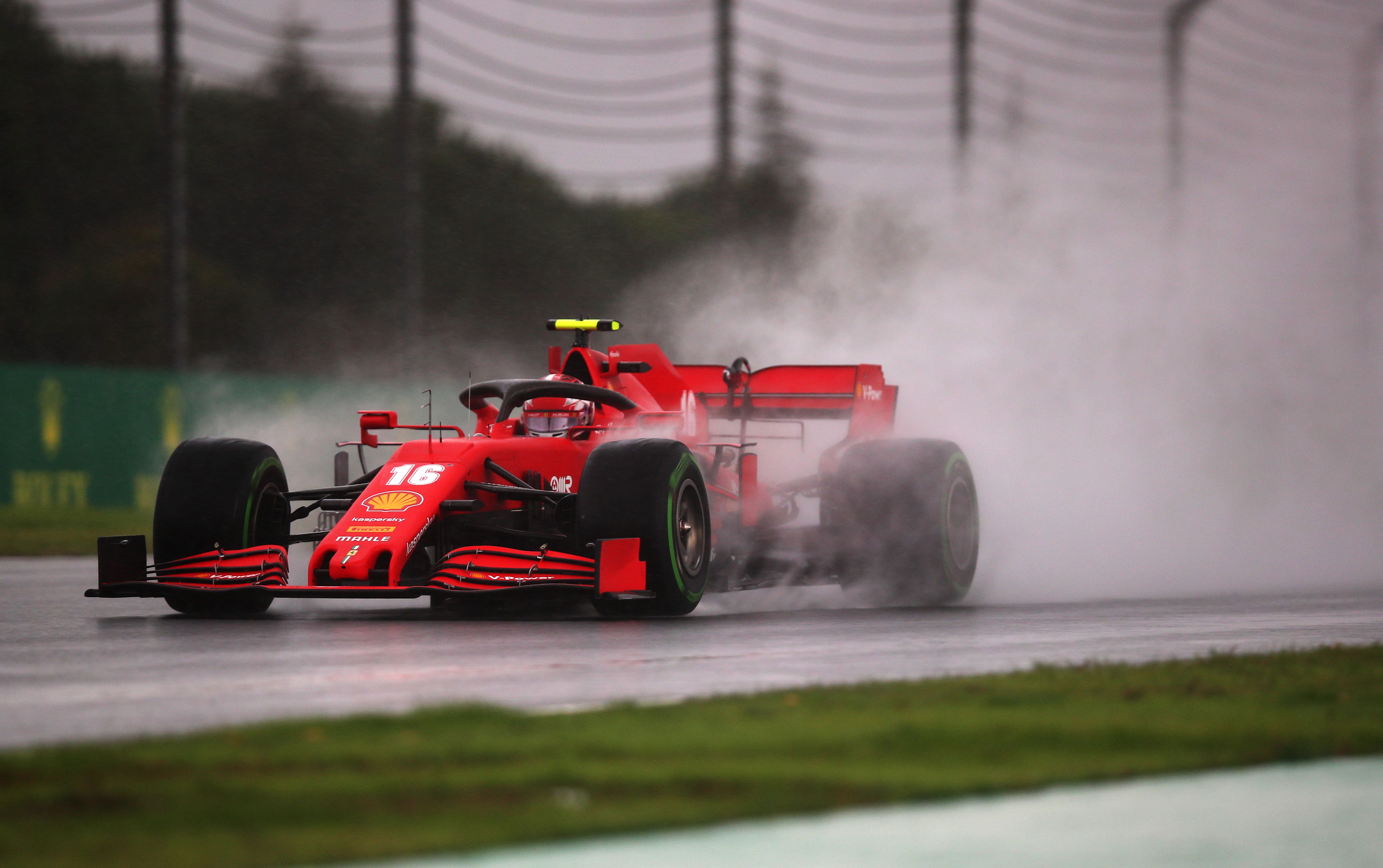 F1: Ferrari no consigue una buena clasificación ni bajo del agua