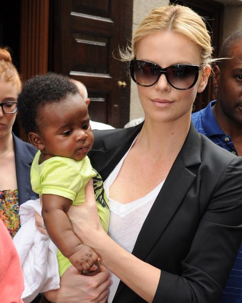 charlize theron en baby