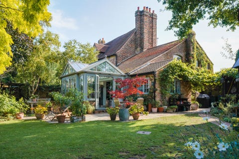 This Beautiful 17th Century Cottage in Surrey Needs New Owners