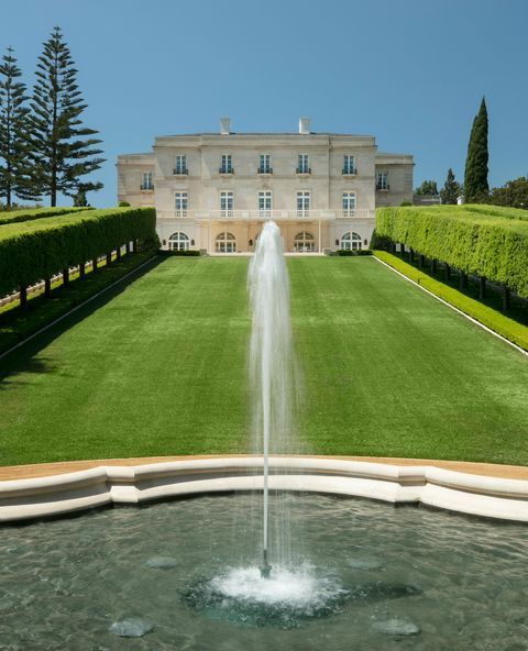 Fountain, Water, Green, Grass, Water feature, Estate, Lawn, Garden, Building, Architecture, 