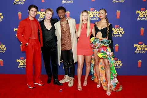 The Cast Of Outer Banks Pose Together 2021 Mtv Movie Awards Red Carpet