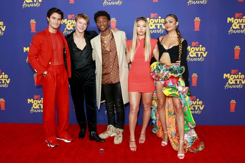 The Cast Of Outer Banks Pose Together 21 Mtv Movie Awards Red Carpet