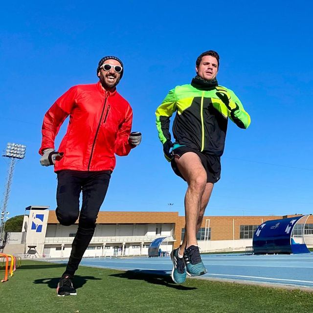 chema martínez y el cantante dani martín entrenando juntos en una pista de atletismo