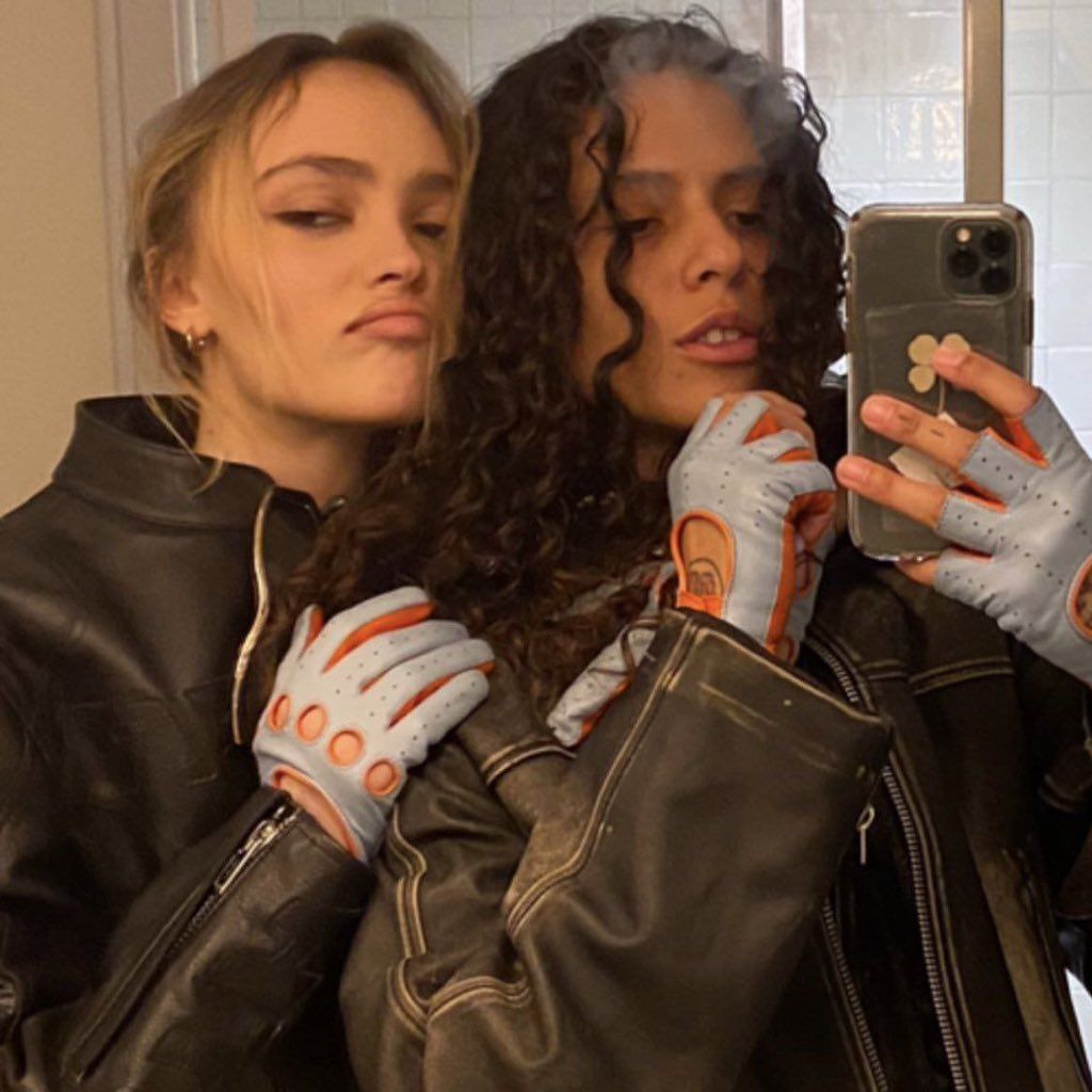 Chi 070 Shake La Rapper Fidanzata Con Lily Rose Depp   Chi E La Fidanzata Di Lily Rose Depp 070 Shake 646ca1a3953fb 