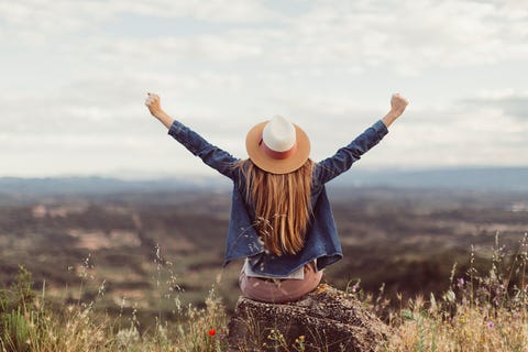 Chica disfrutando de un paisaje al aire libre