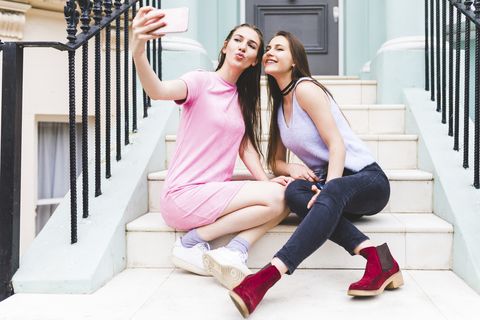 Dos chicas haciéndose un selfie