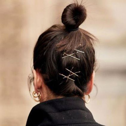 シニヨンのヘアアレンジ パリジェンヌのヘアアクセ まとめ髪カタログ10 ビューティ Elle エル デジタル