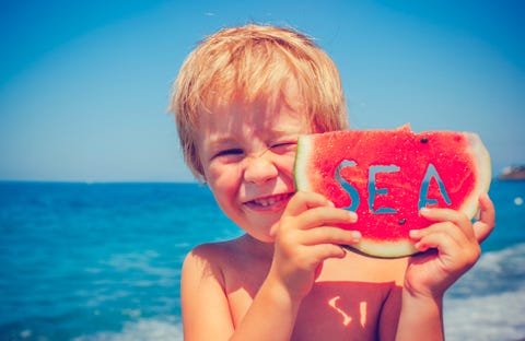 ¿Sabes cómo actuar si te pica una medusa? Child on the beach