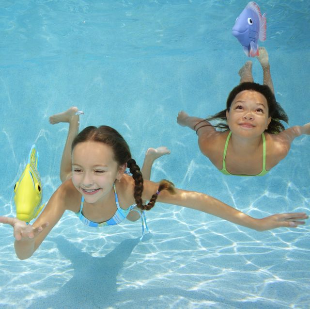 niños juguetes acuáticos