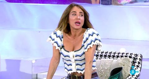 maria patiño television plato maria patiño en un plato de television sentada hablando