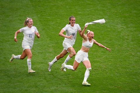 chloe kelly celebrando su gol en la euro 2022
